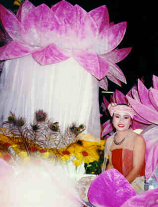 parade8.jpg - 14.9 K